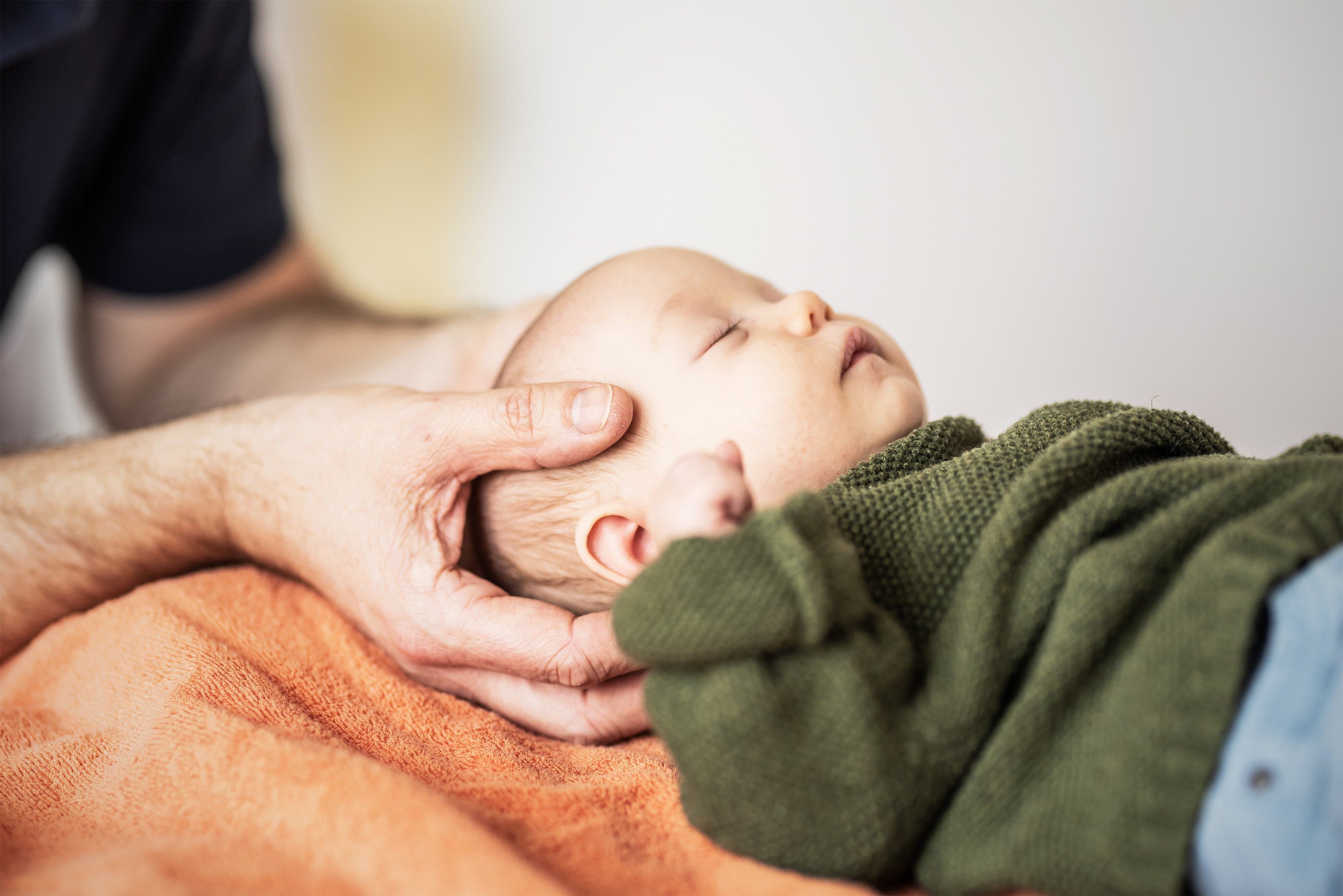 Sensible Hände für gestresste Babys