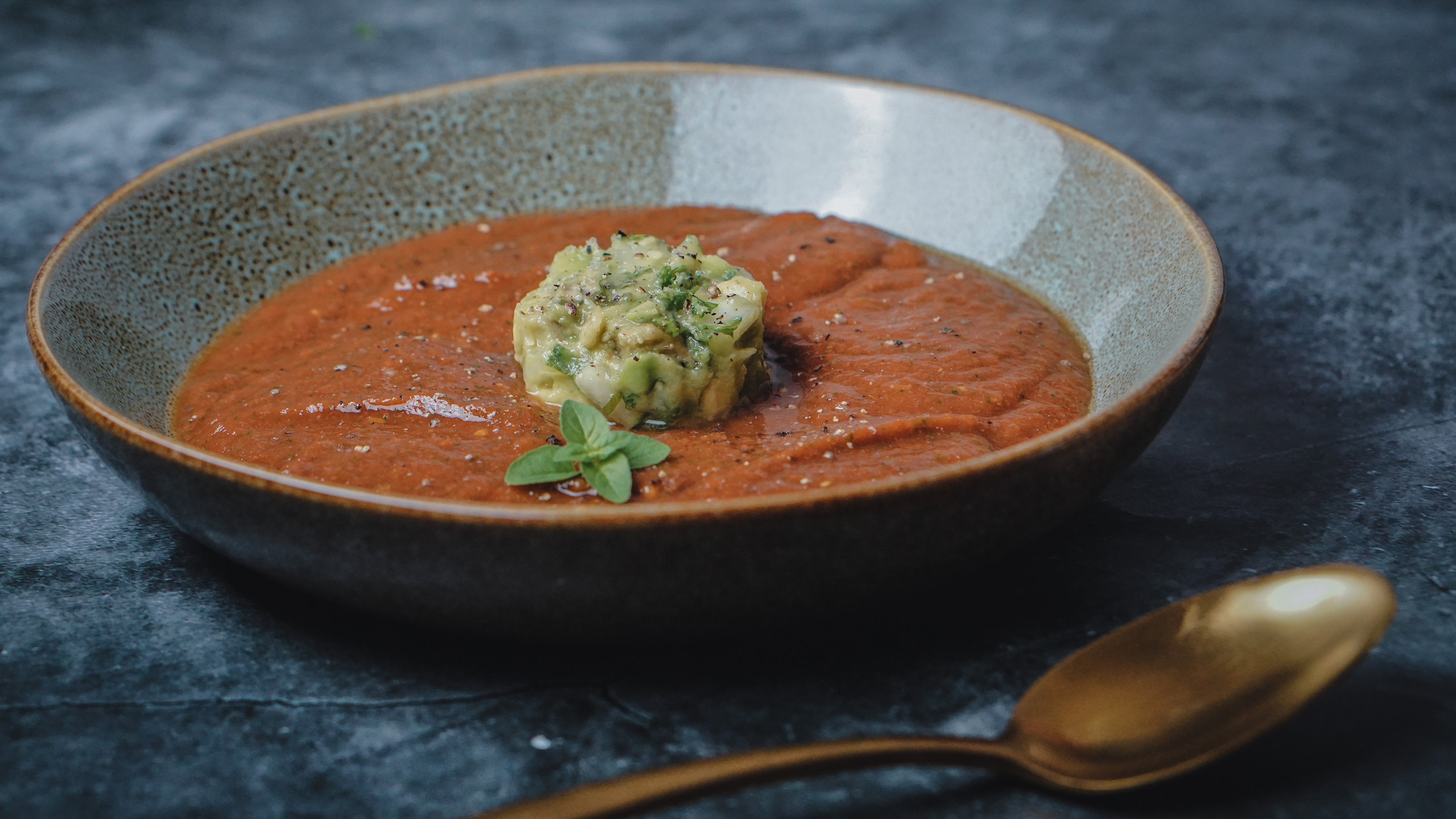 Gazpacho mit Gurken-Avocado-Tartar