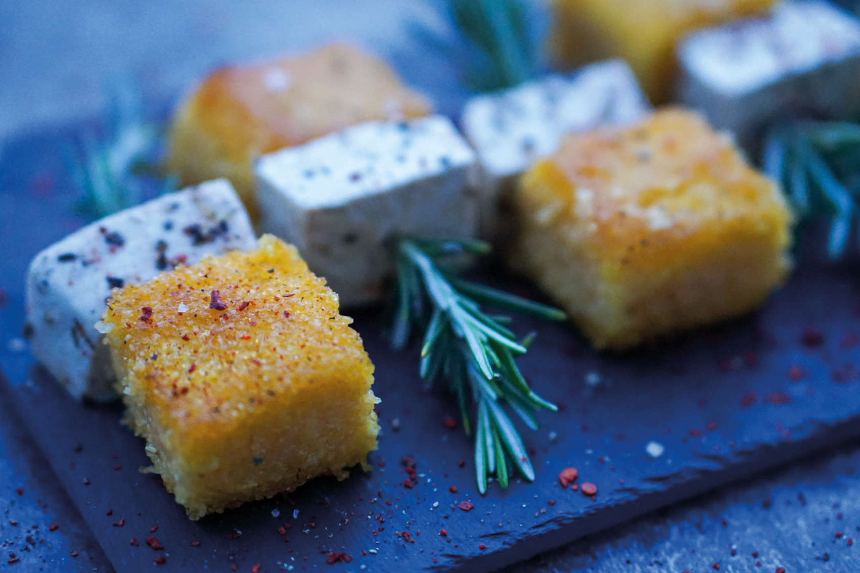 Gegrillte Polenta & Tofu Feta auf Rosmarinspießchen